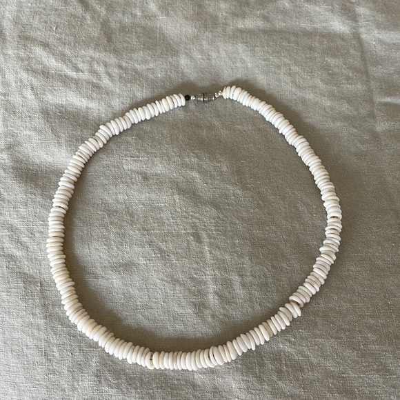 Set of three short shell necklaces. - Picture 4 of 5